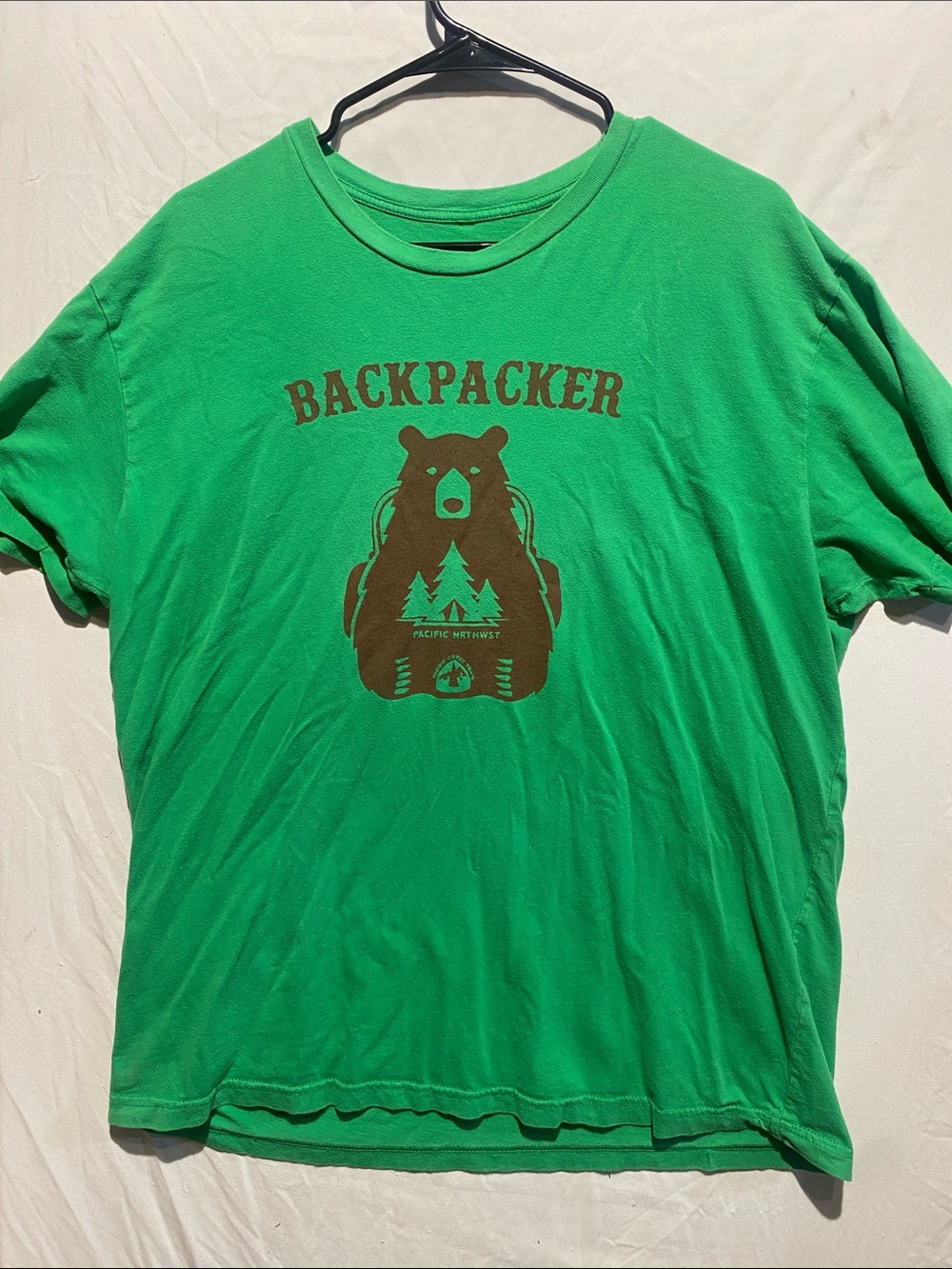 Pacific crest trail Backpacker Bear Graphic T‑Shirt in Bright Green